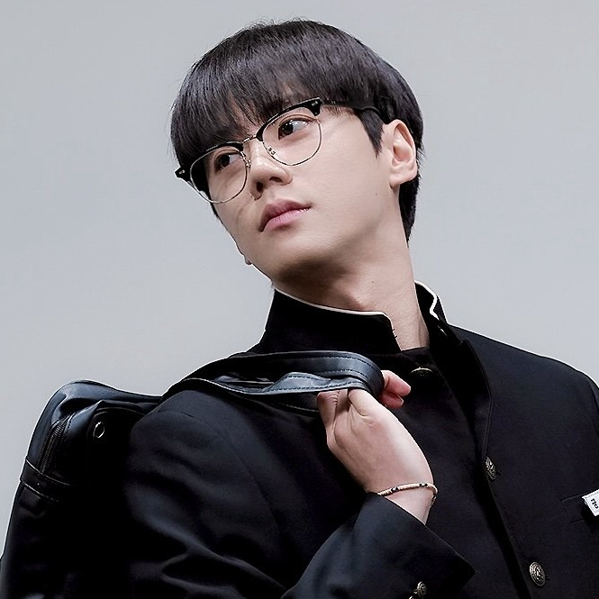 Behind-the-scenes cut of Lee Junyoung