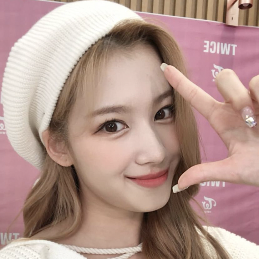 사나 (TWICE)의 최신 사진