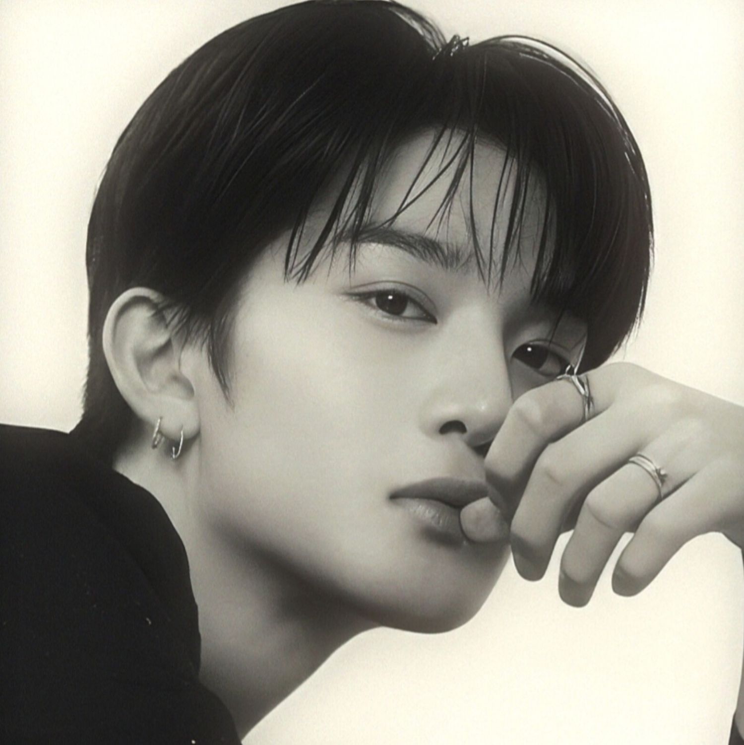 Behind-the-scenes cut of Bae Jinyoung