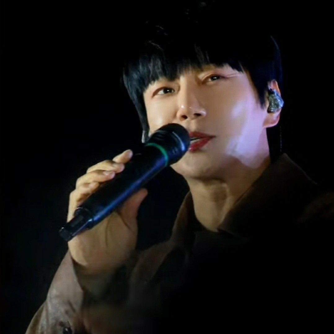 Foto aktivitas terbaru Hwang Chiyeol