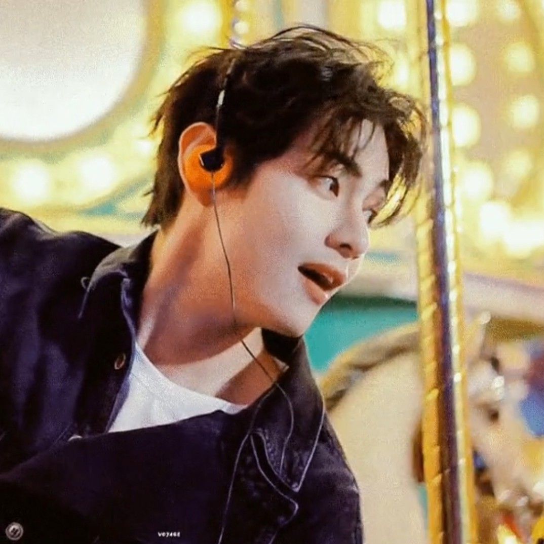 Behind-the-scenes cut of V (BTS)