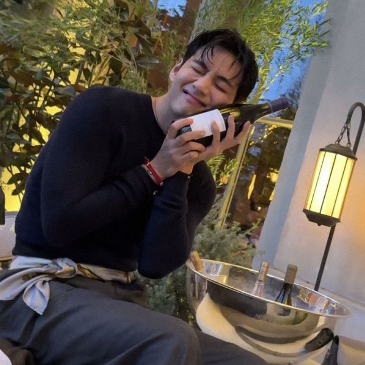 Foto aktivitas terbaru V (BTS)