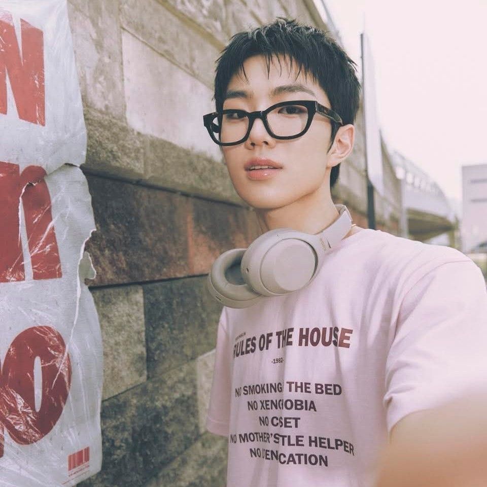 A moment captured by Park Jihoo (EVNNE)'s fan