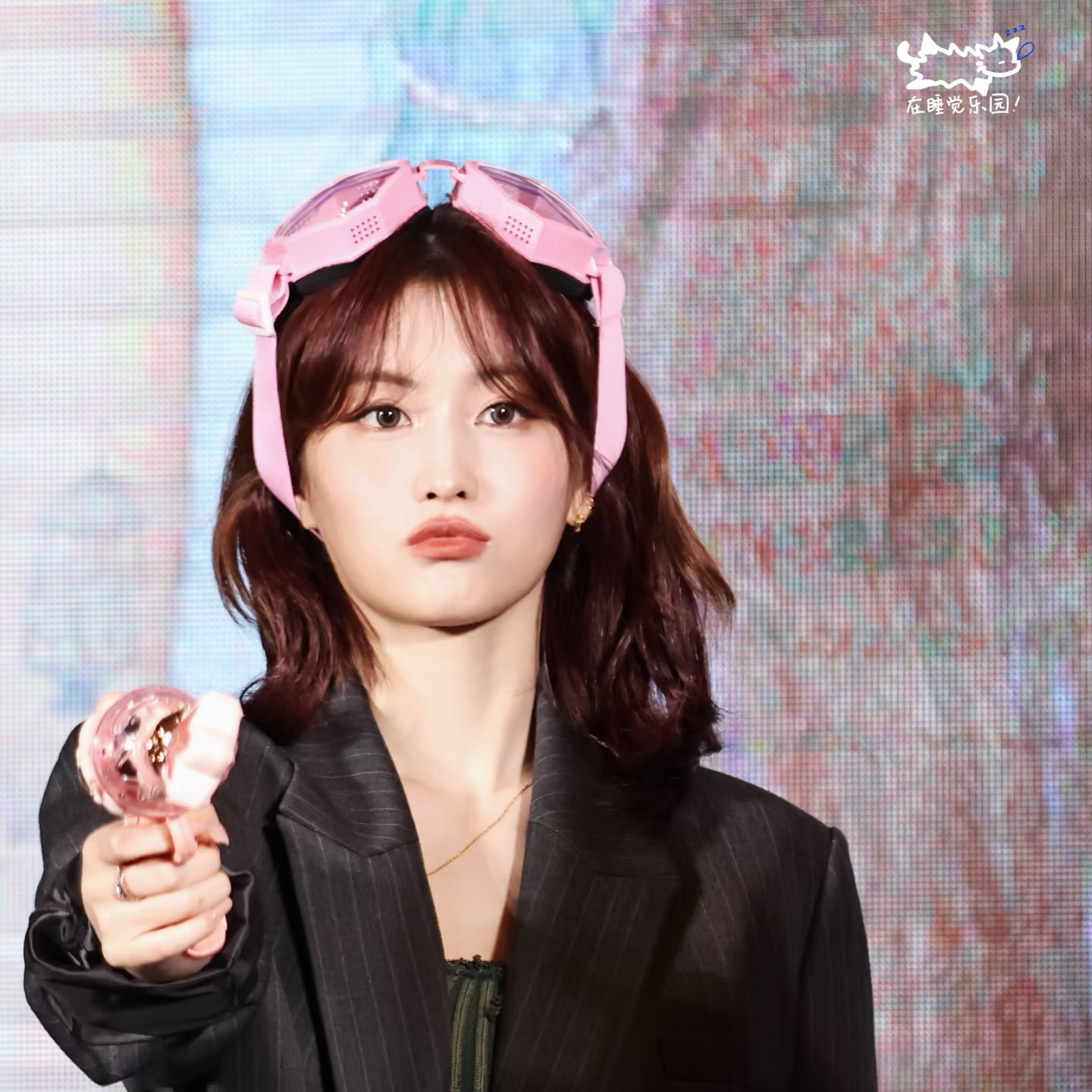 Behind-the-scenes cut of Momo (TWICE)