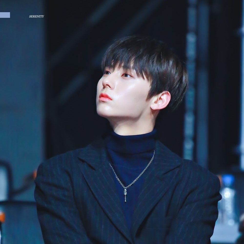 A moment captured by Hwang Minhyun's fan