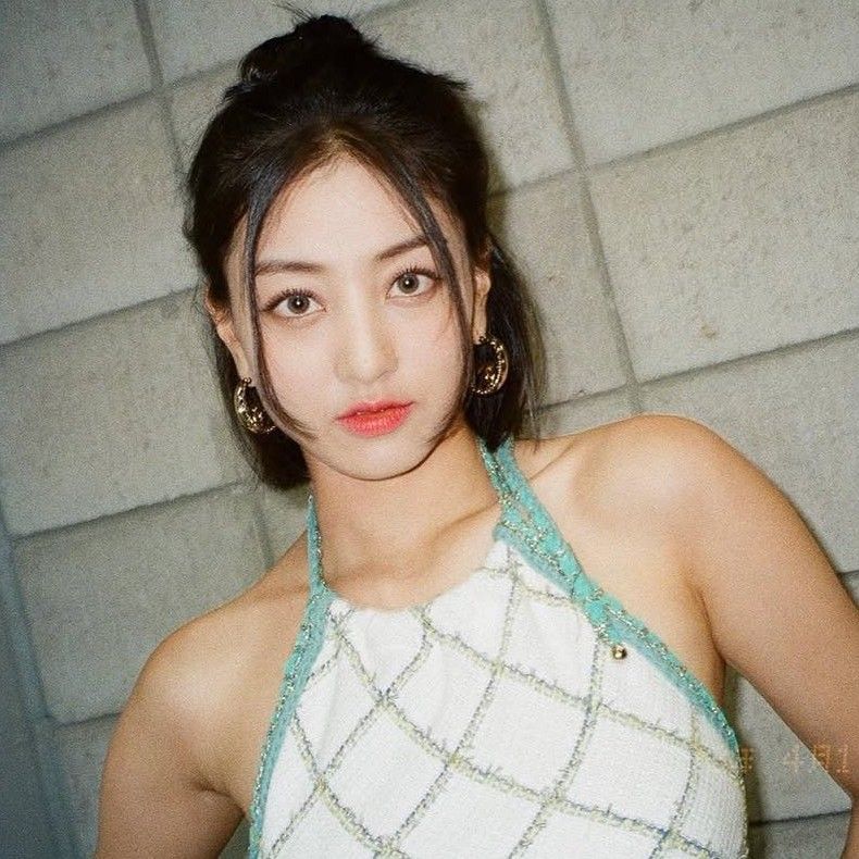 Behind-the-scenes cut of Jihyo (TWICE)