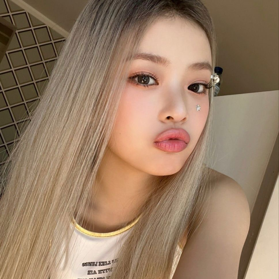 Behind-the-scenes cut of HANNI (NewJeans)