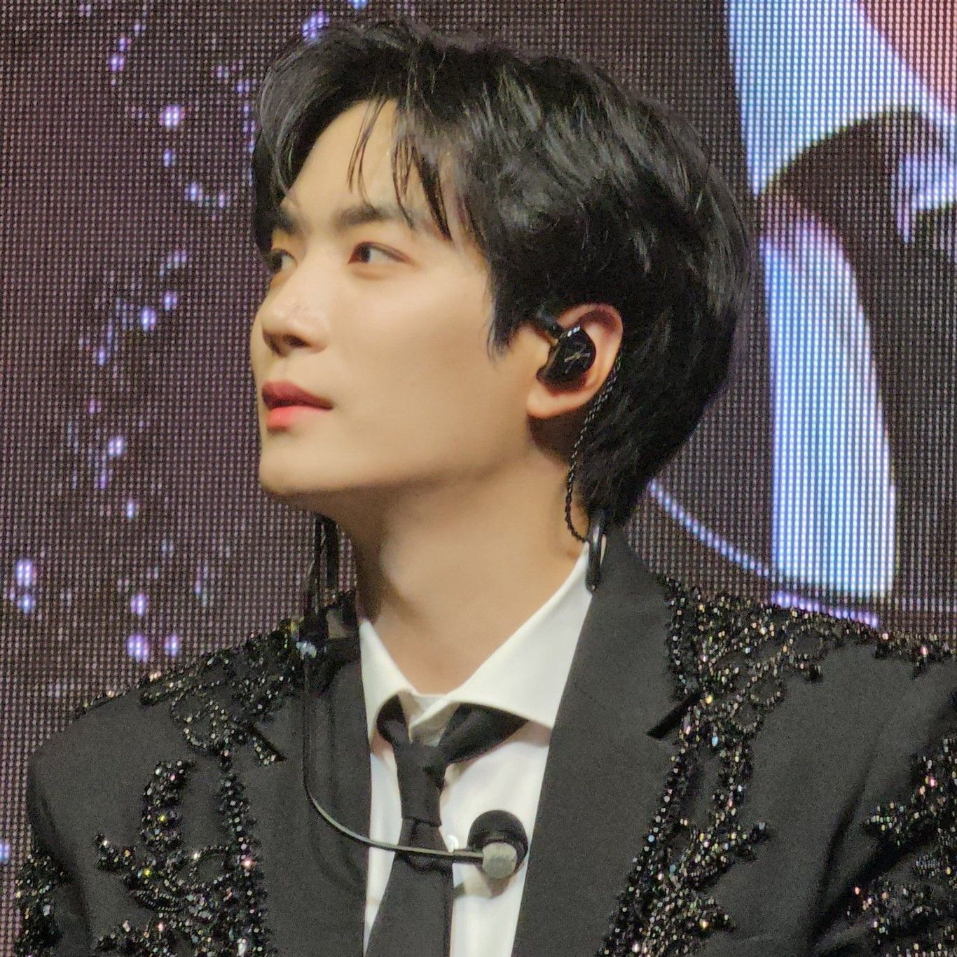 A moment captured by Kim Jonghyeon's fan