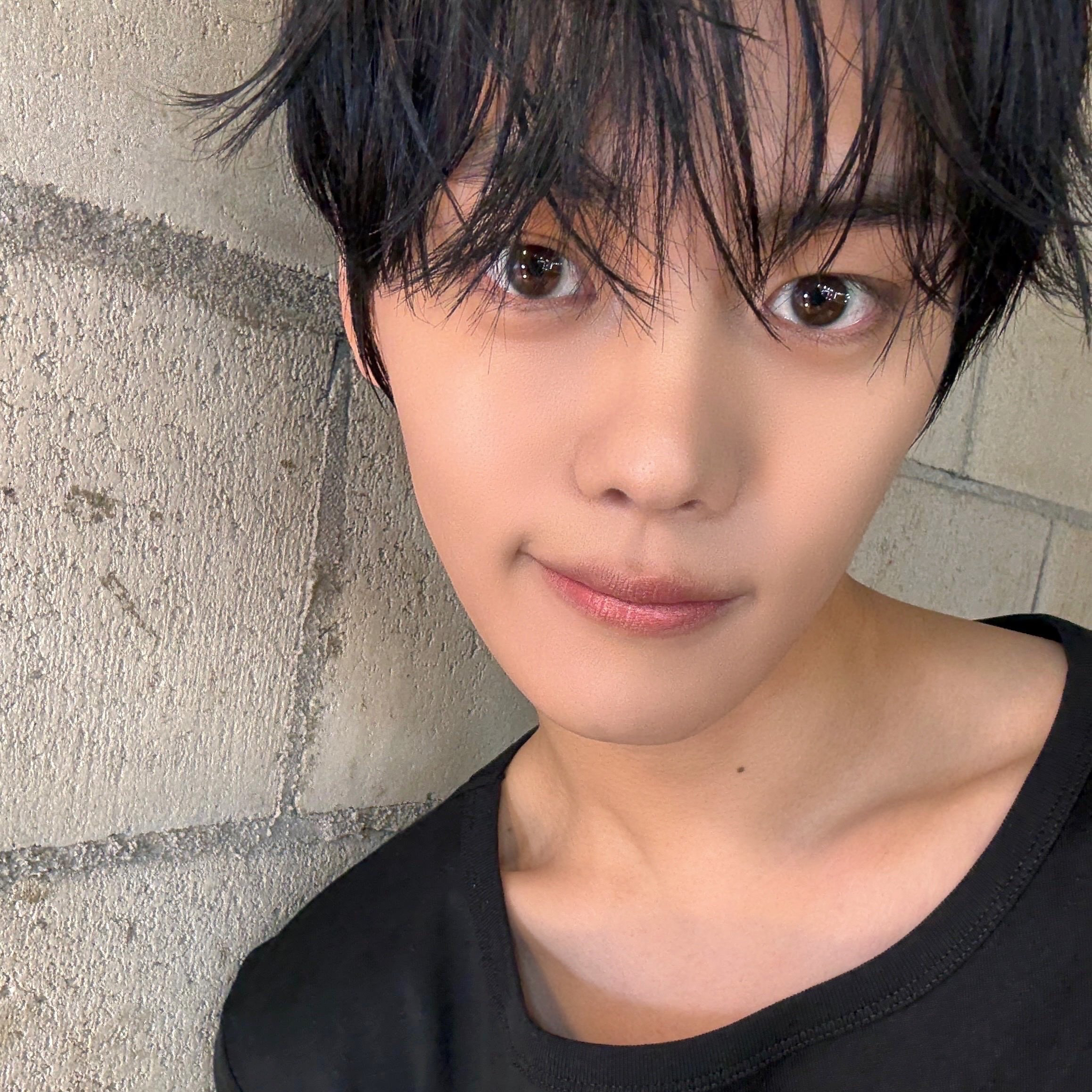 Recent activity shot of Kim Gyuvin (ZEROBASEONE)