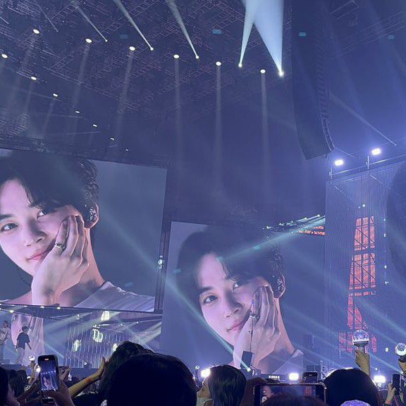 A moment captured by Jeonghan (SEVENTEEN)'s fan