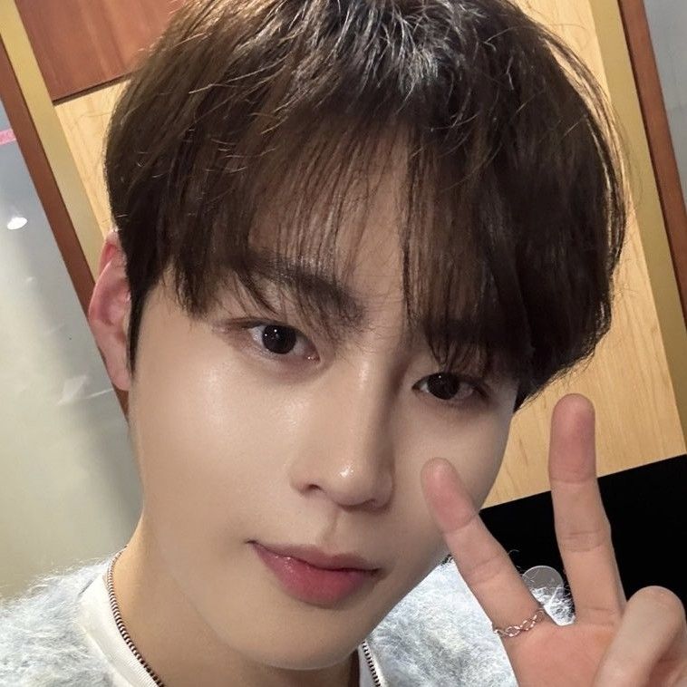 A moment captured by Ha Sungwoon's fan
