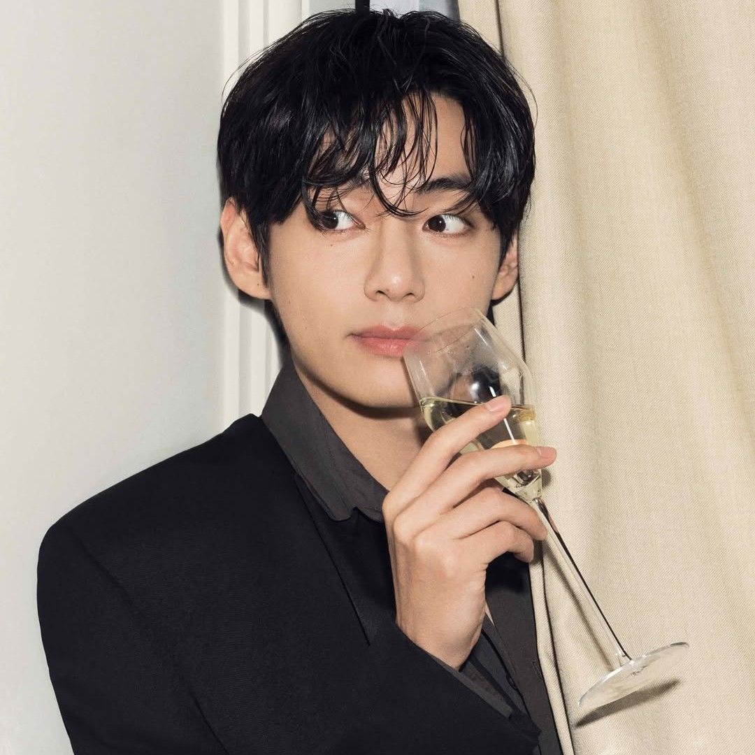 Latest photo of V (BTS)