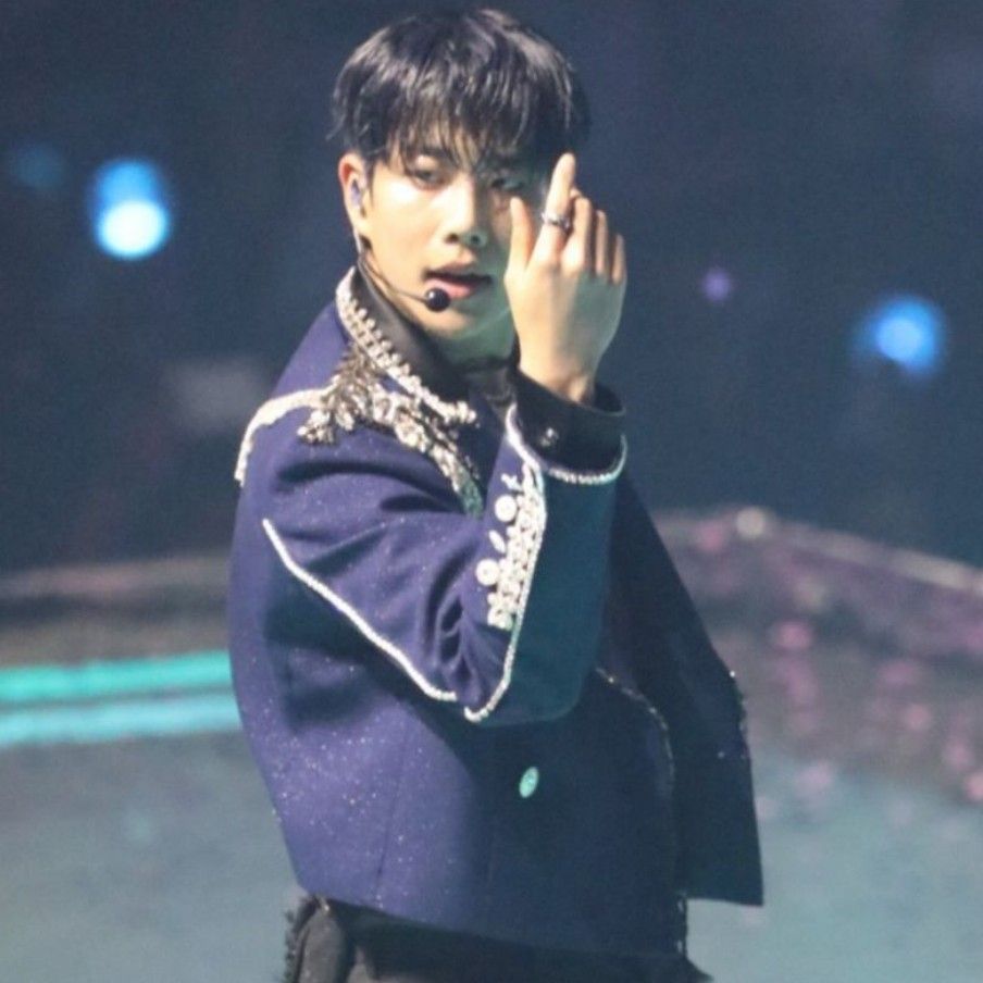 A moment captured by MJ (ASTRO)'s fan