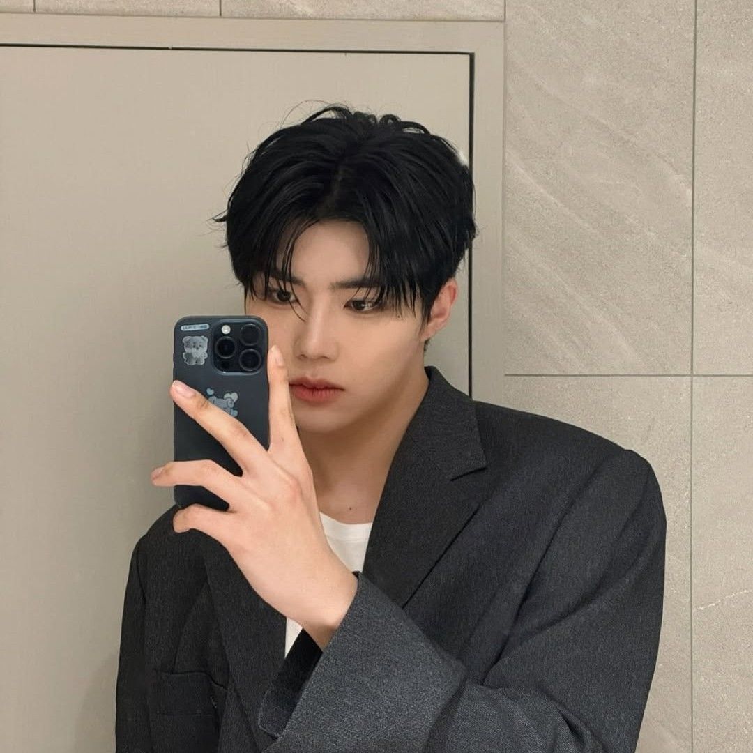 Behind-the-scenes cut of Park Gunwook (ZEROBASEONE)