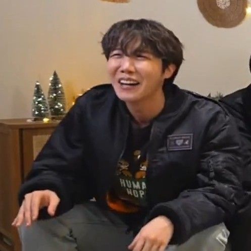 Momen yang diabadikan oleh penggemar j-hope (BTS)