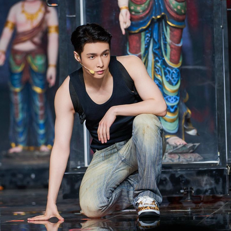 Behind-the-scenes cut of Lay (EXO)