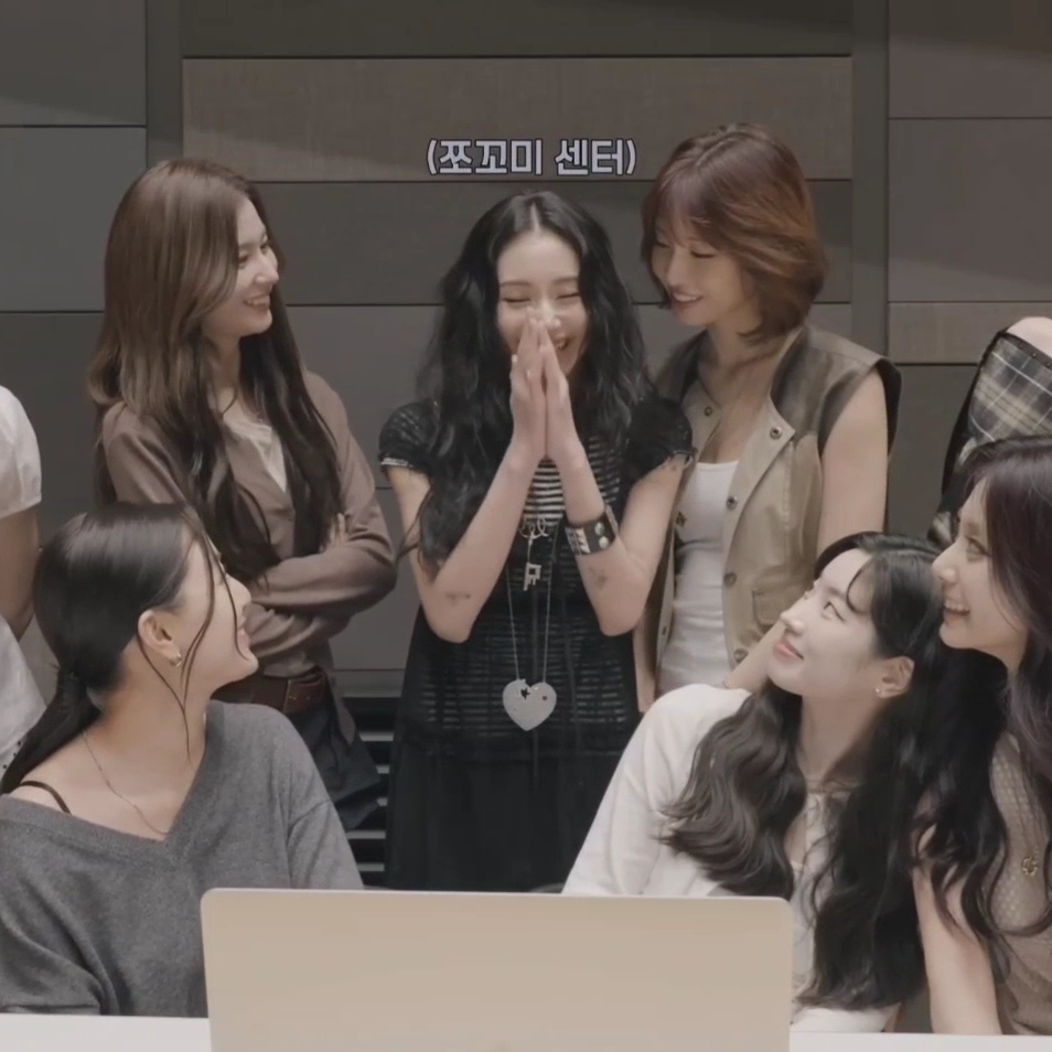Potret di balik layar Momo (TWICE)