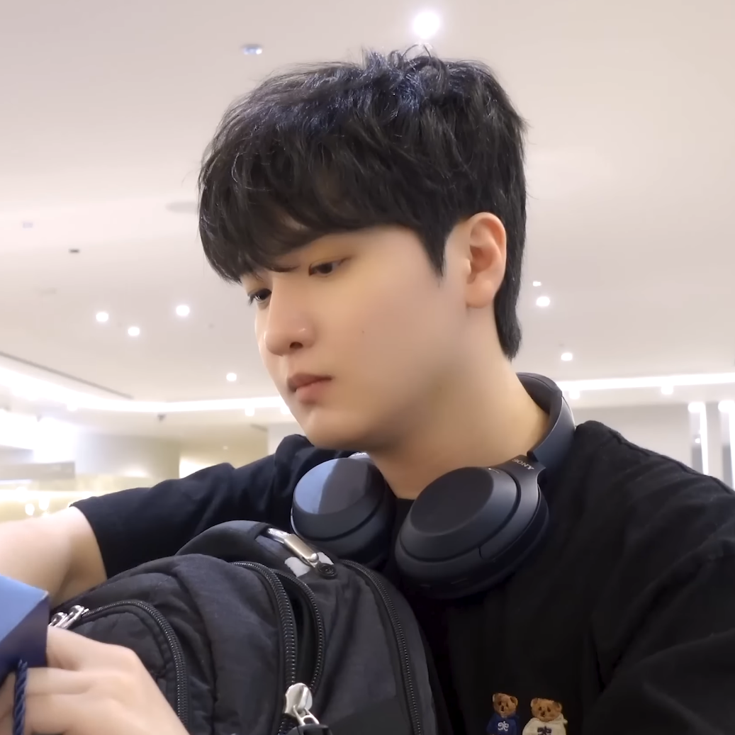 Recent activity shot of Shin Gwangil (LUCY)