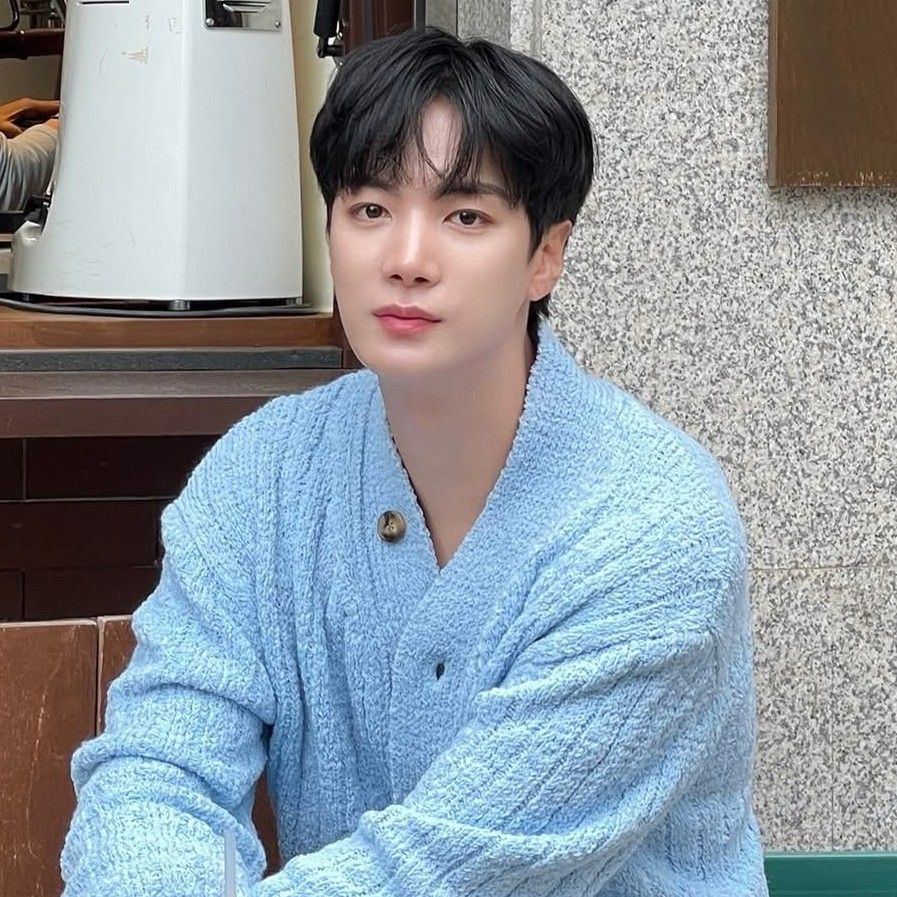 Behind-the-scenes cut of Kim Jonghyeon