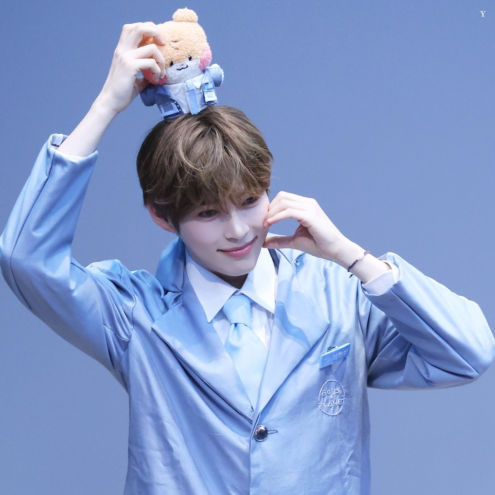 Potret di balik layar Sung Hanbin (ZEROBASEONE)