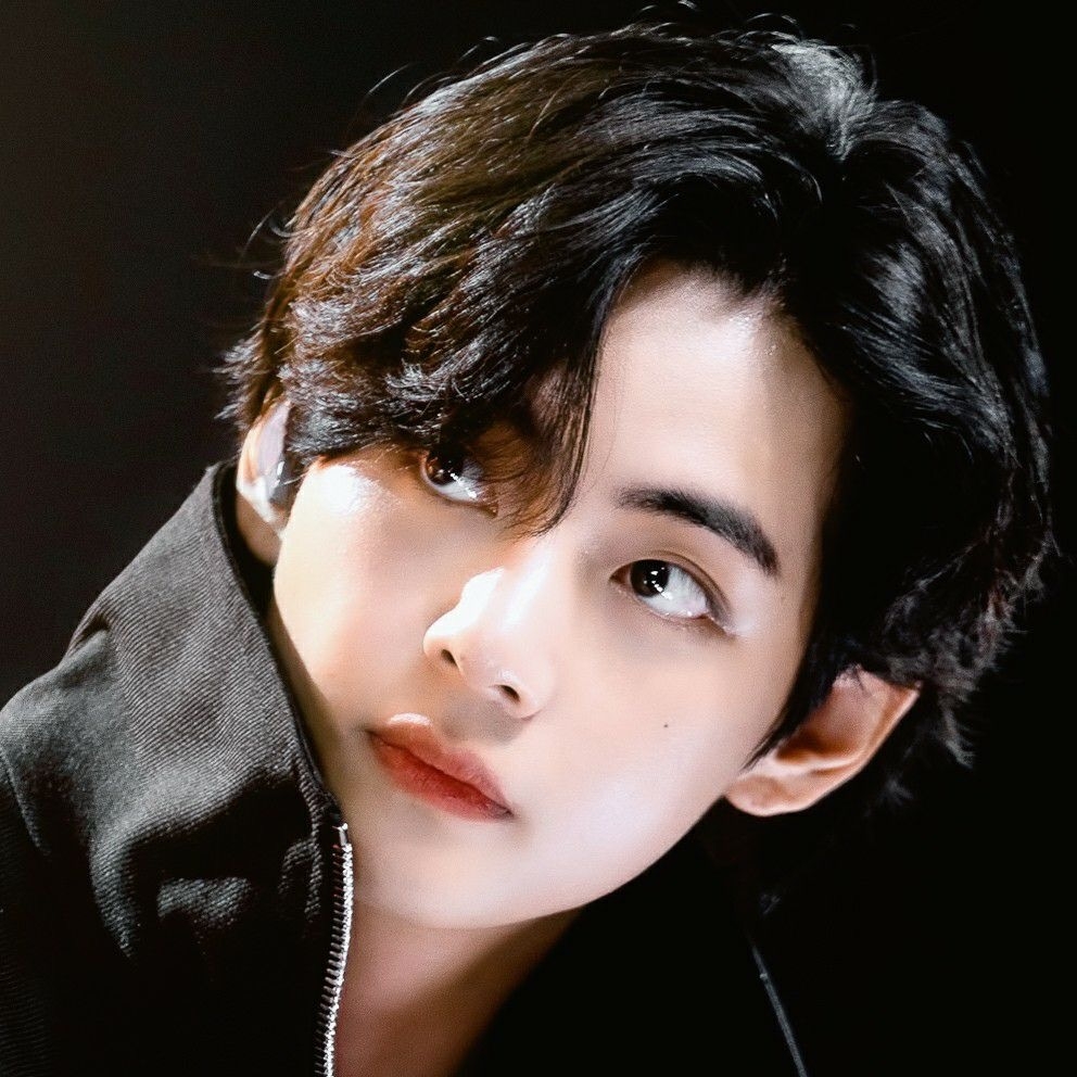 Behind-the-scenes cut of V (BTS)