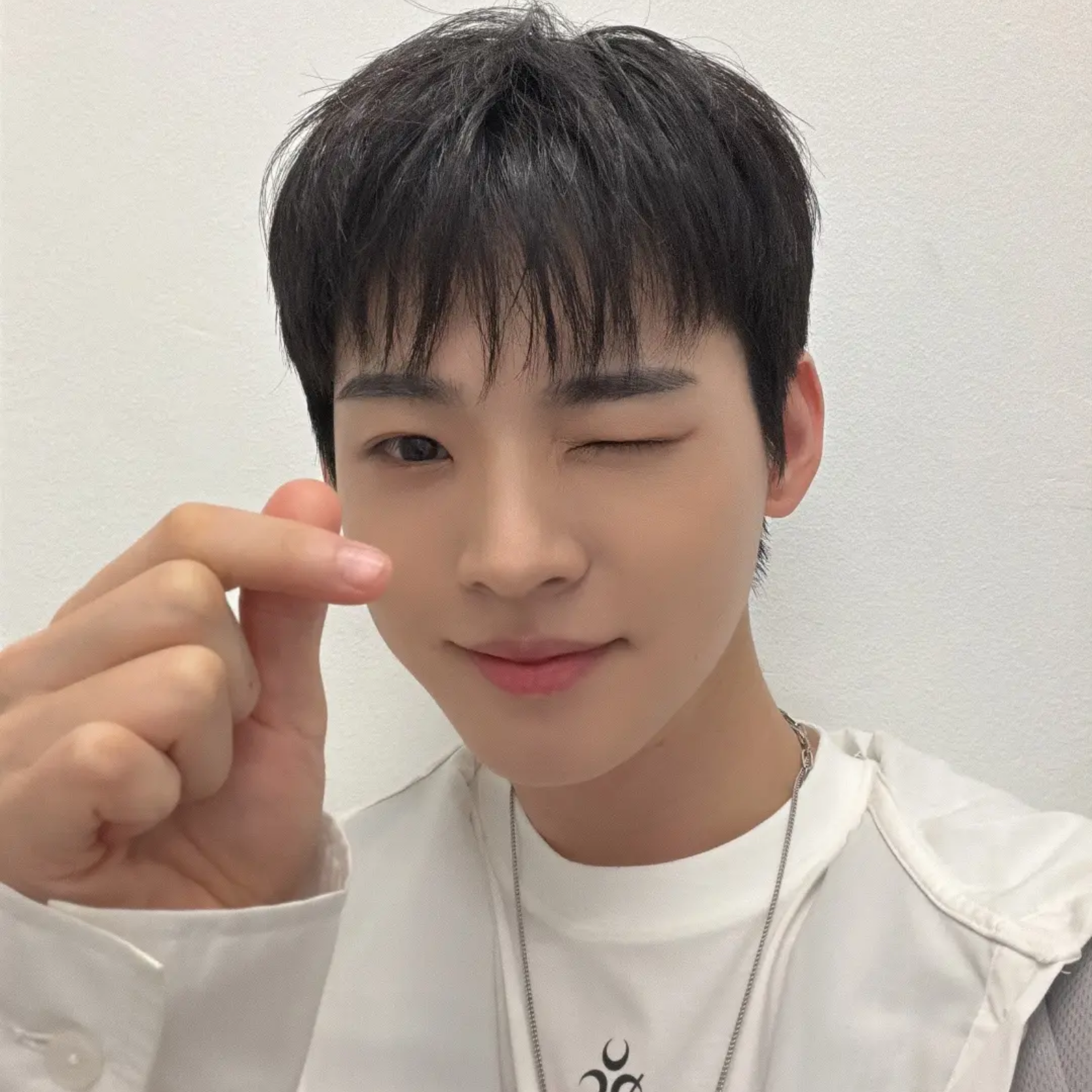 Behind-the-scenes cut of Hyojin (ONF)