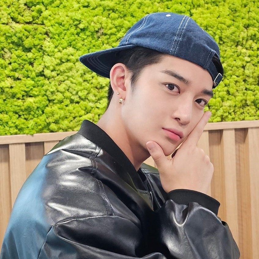 Foto terbaru Bae Jinyoung