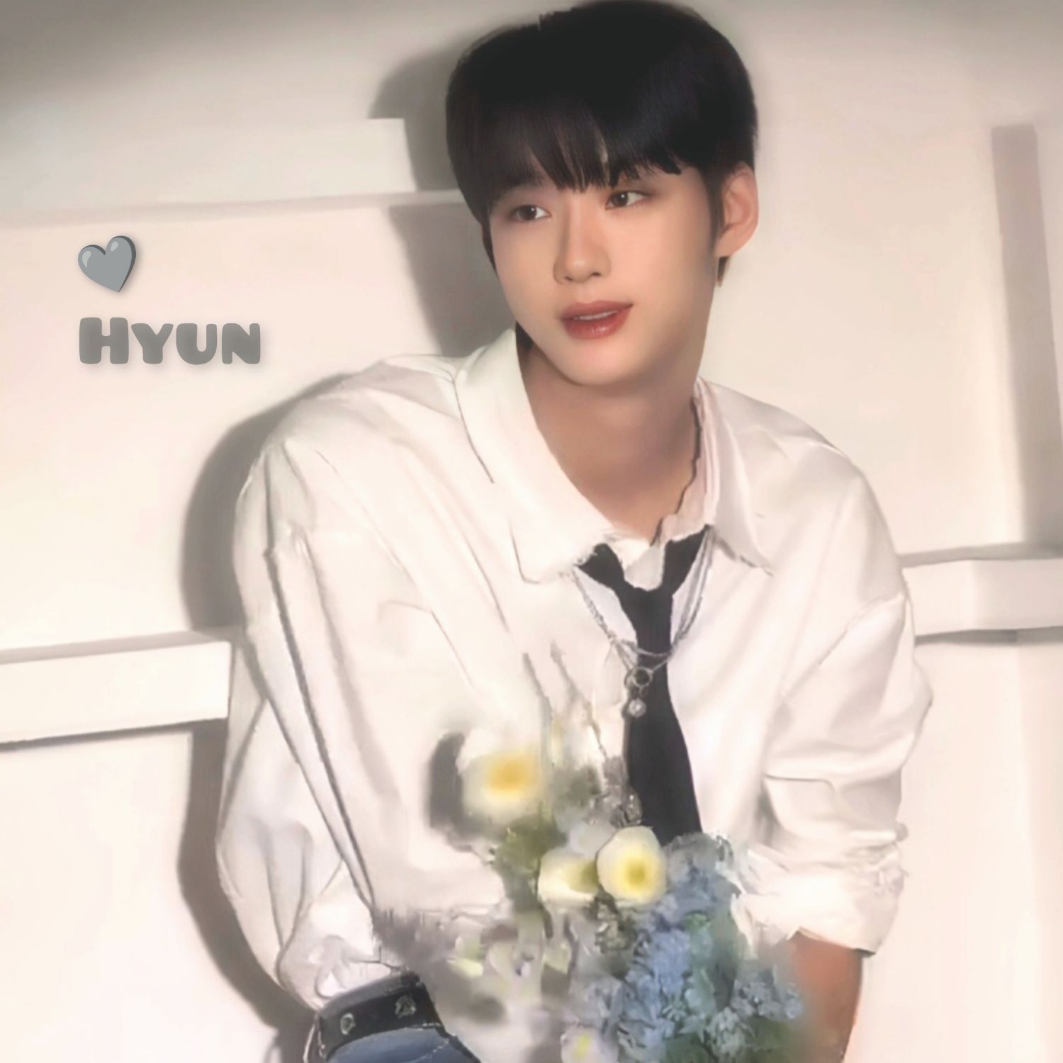 A moment captured by Hyun's fan