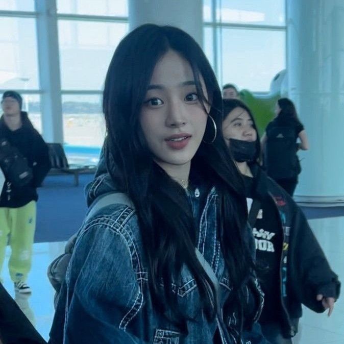 Behind-the-scenes cut of NewJeans