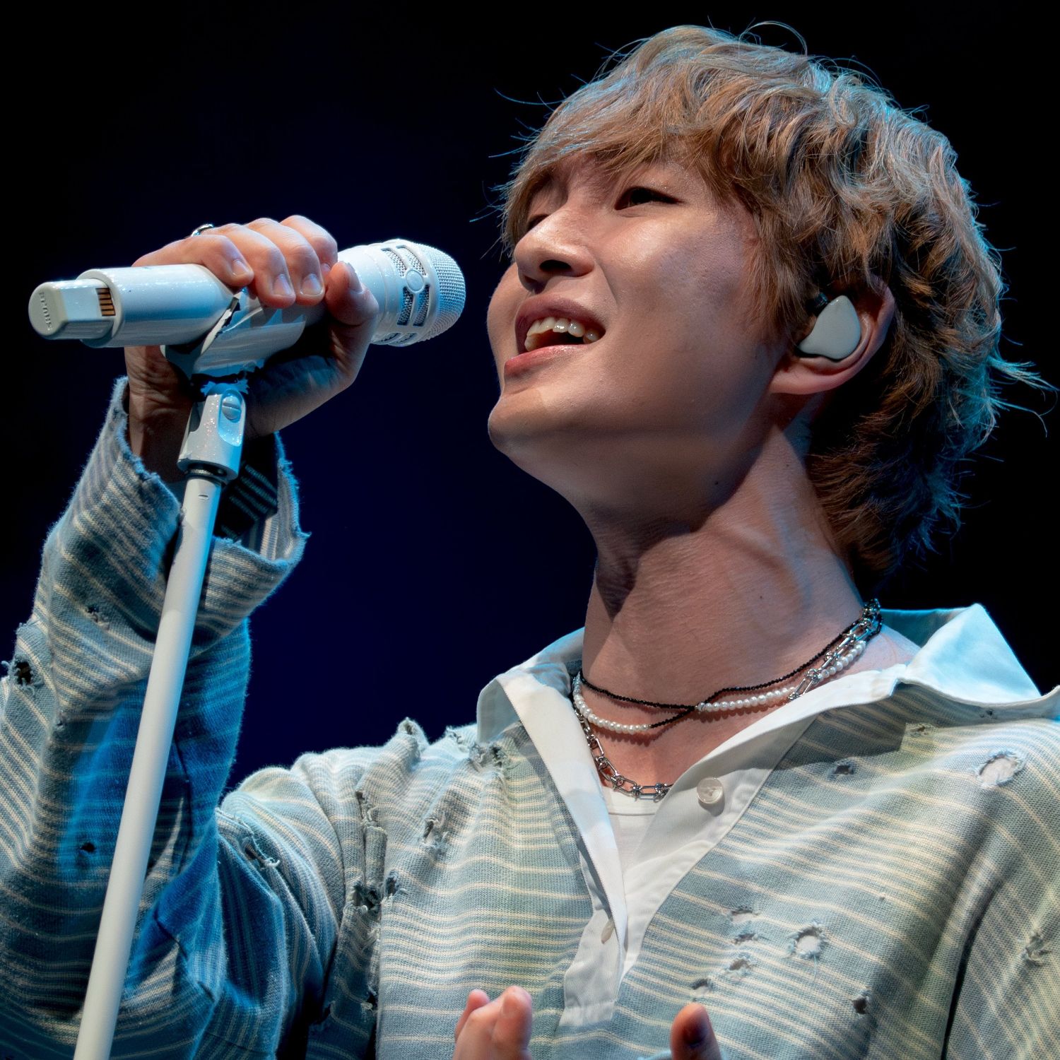 A moment captured by Onew (SHINee)'s fan