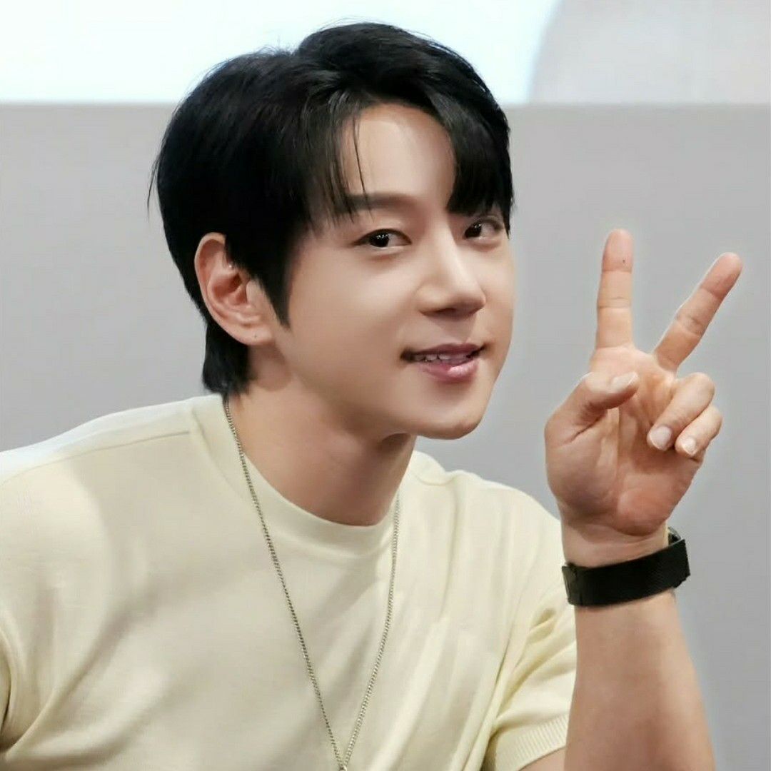 Latest photo of Hwang Chiyeol