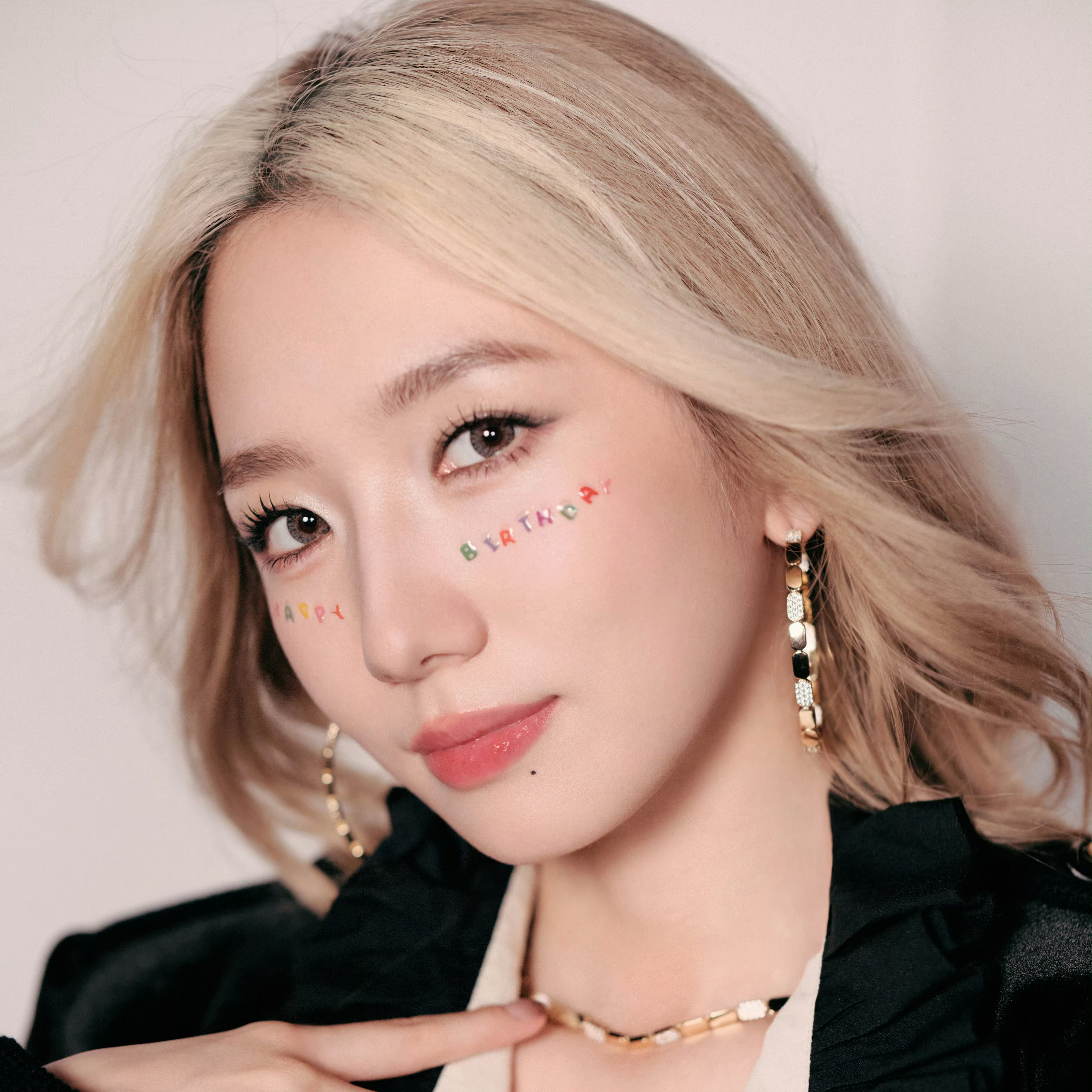 A moment captured by Mei Qi's fan