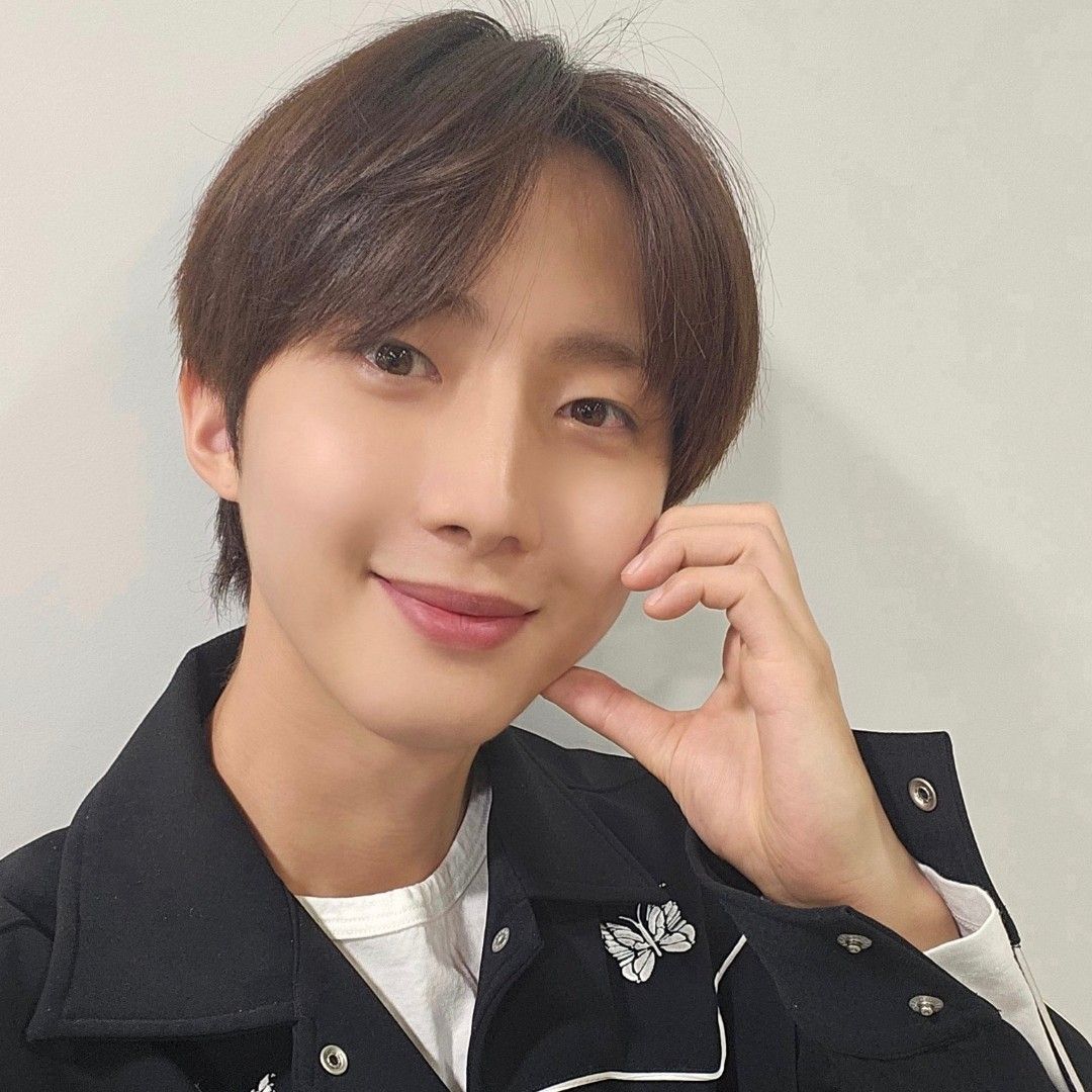 A moment captured by Hui (PENTAGON)'s fan