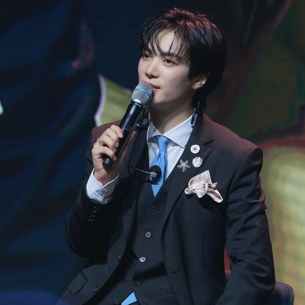 A moment captured by Kim Jonghyeon's fan