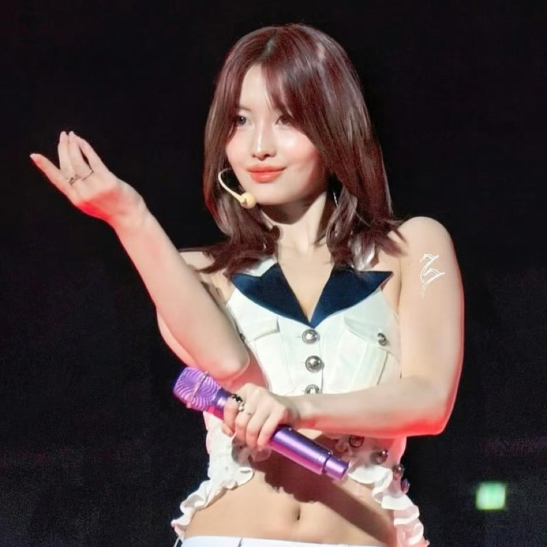 Behind-the-scenes cut of Momo (TWICE)