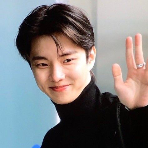 A moment captured by Q (THE BOYZ)'s fan