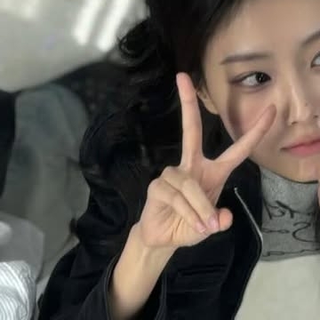 A moment captured by Kang Hyewon's fan