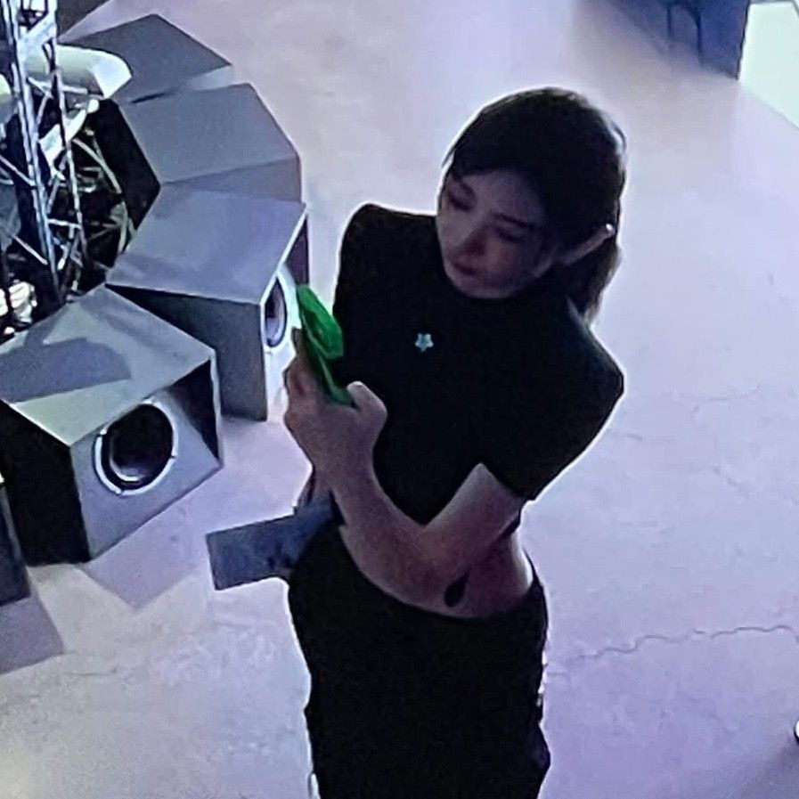 A moment captured by Lee Chaeyeon's fan