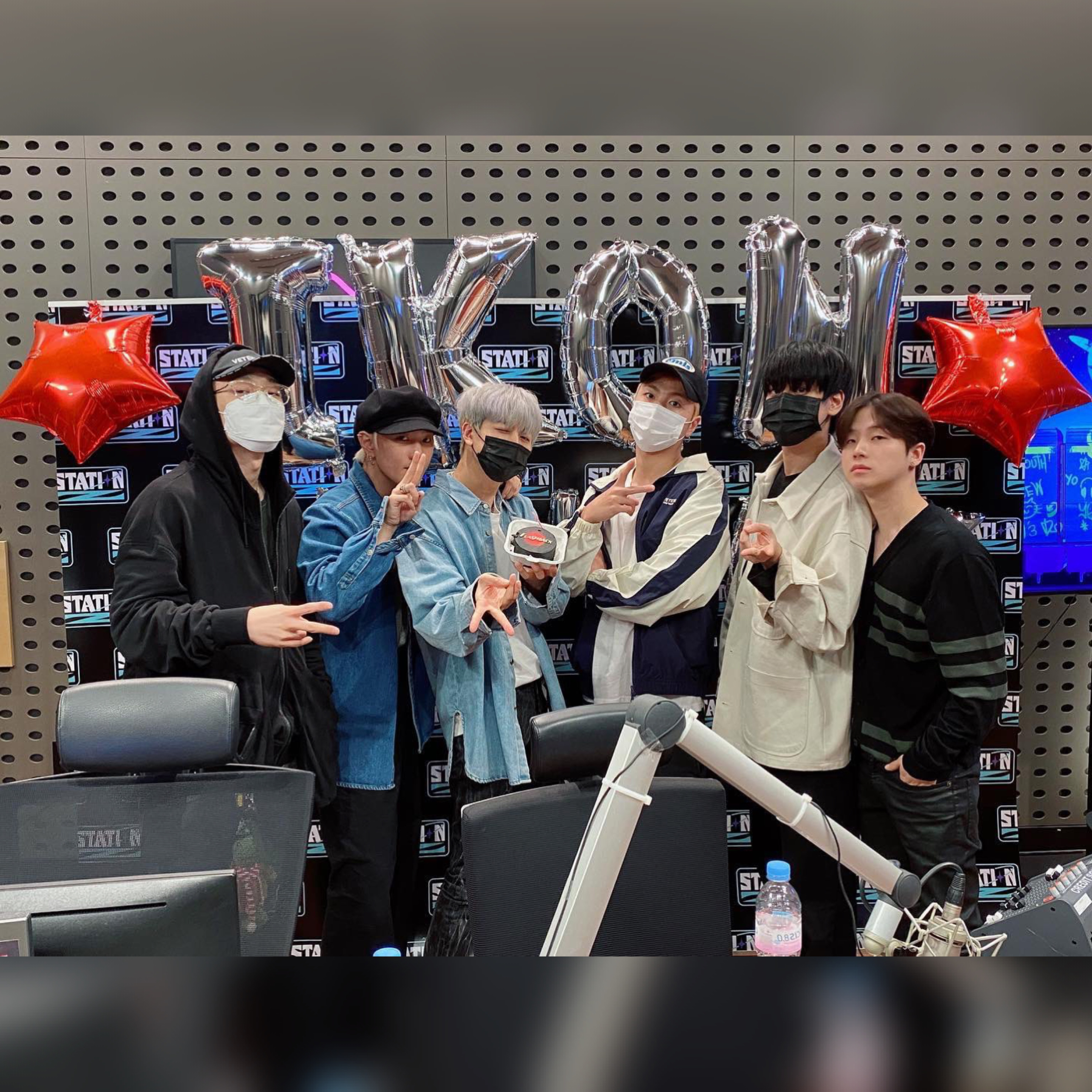 Behind-the-scenes cut of iKON