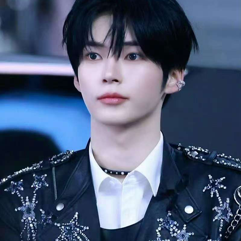 A moment captured by Sung Hanbin (ZEROBASEONE)'s fan