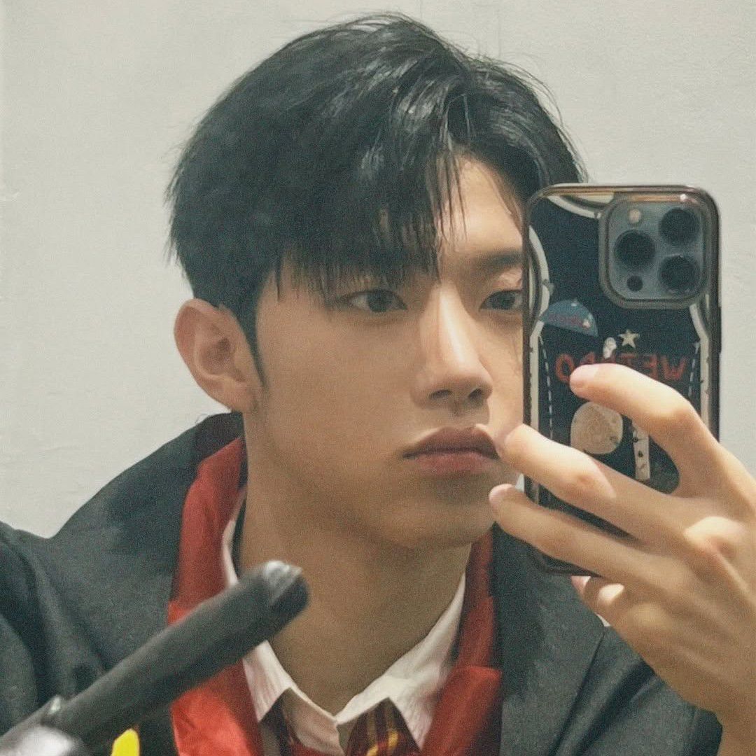 Recent activity shot of Hyunwoo (Xikers)