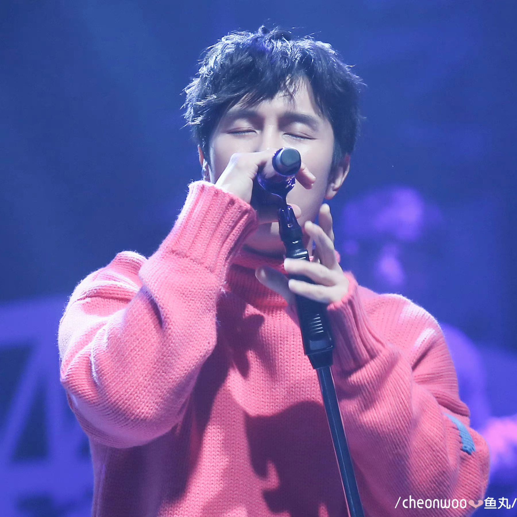 A moment captured by Kim Dongwan (SHINHWA)'s fan