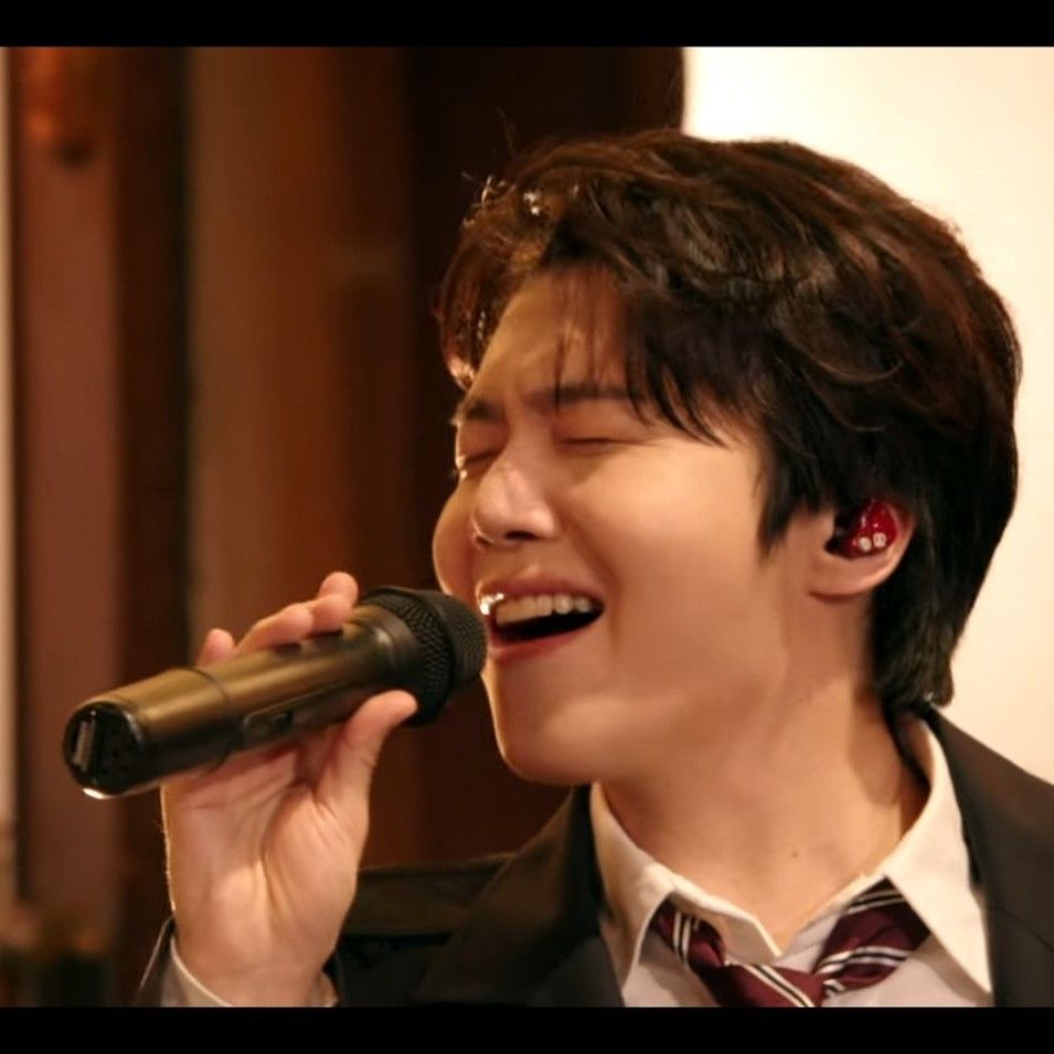 A moment captured by Jinho (PENTAGON)'s fan