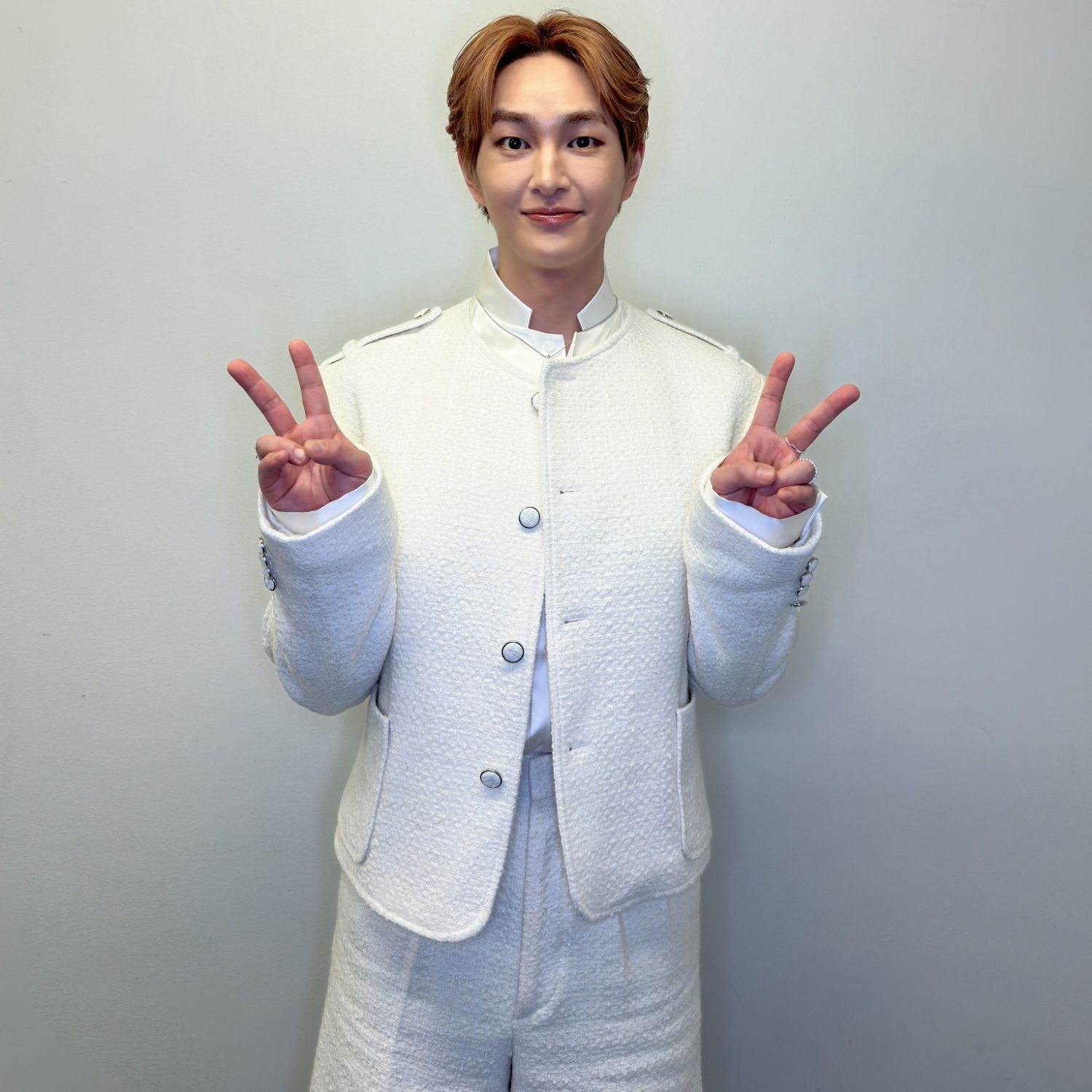 Behind-the-scenes cut of Onew (SHINee)