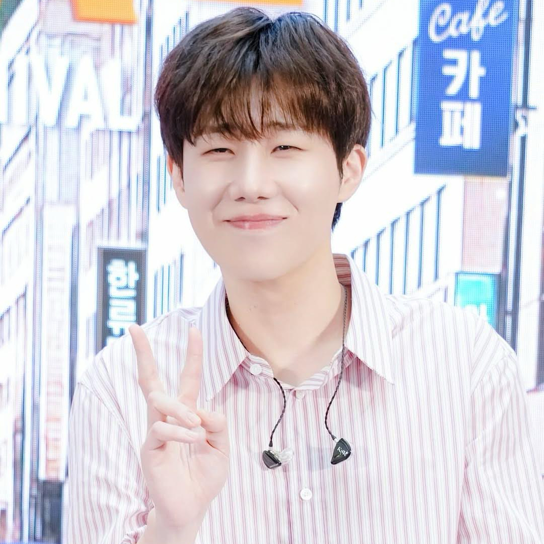 A moment captured by Sungkyu (INFINITE)'s fan
