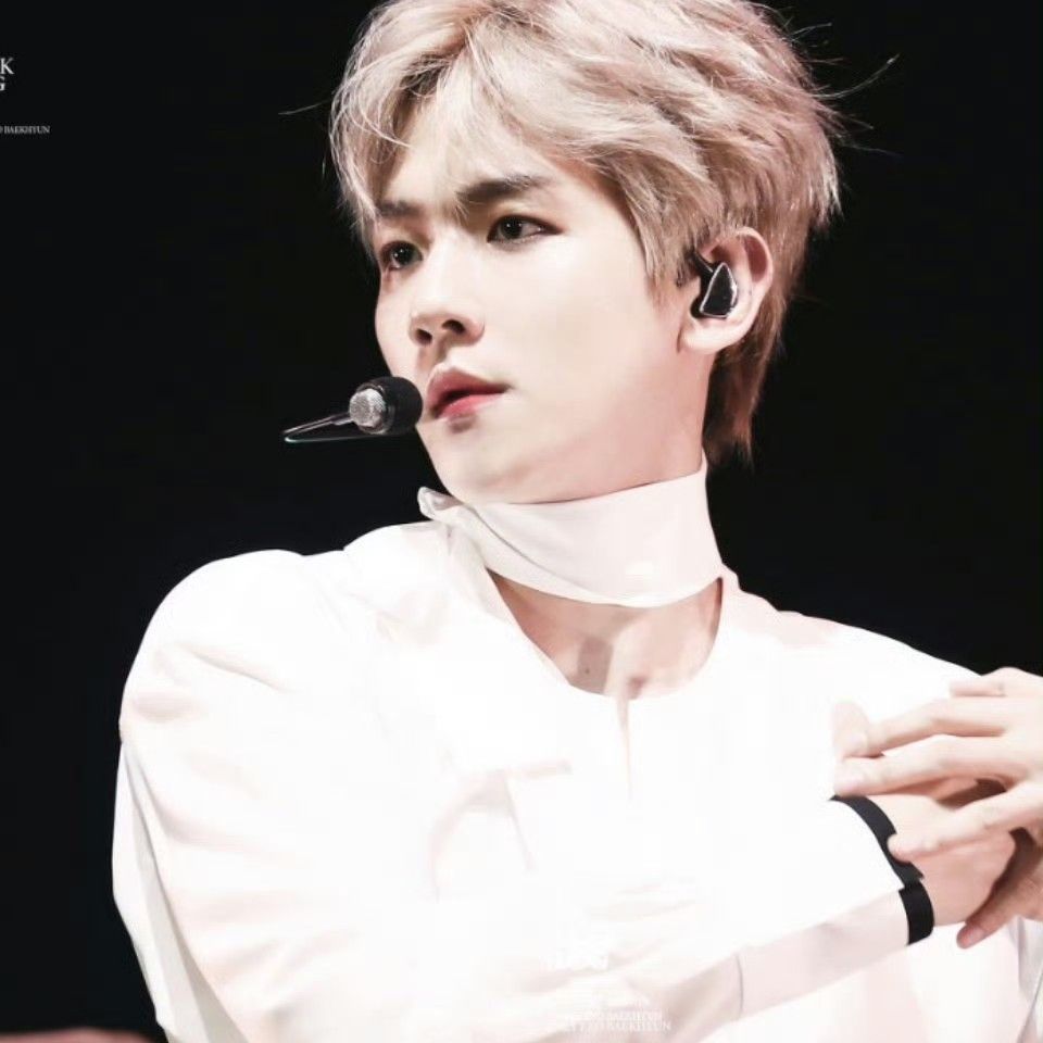 백현 (EXO)의 비하인드 컷