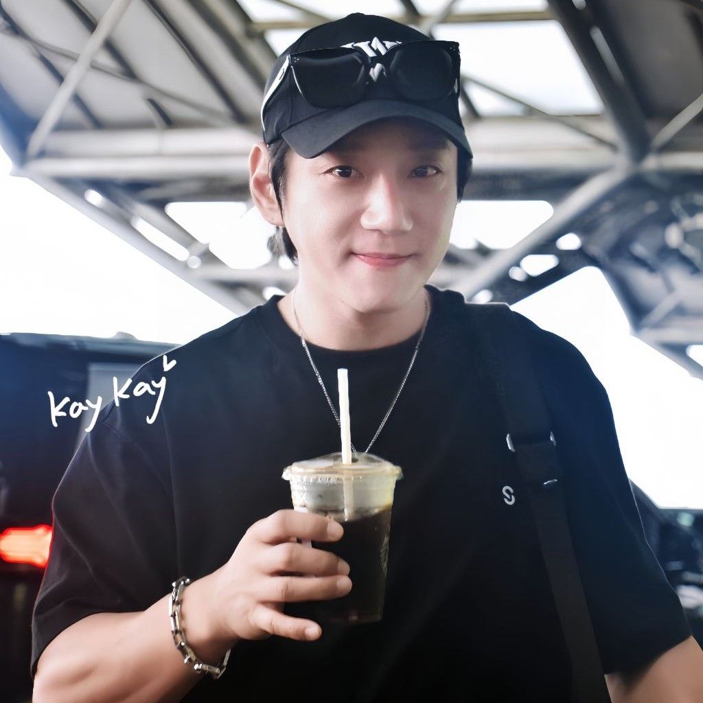 Recent activity shot of Hwang Chiyeol