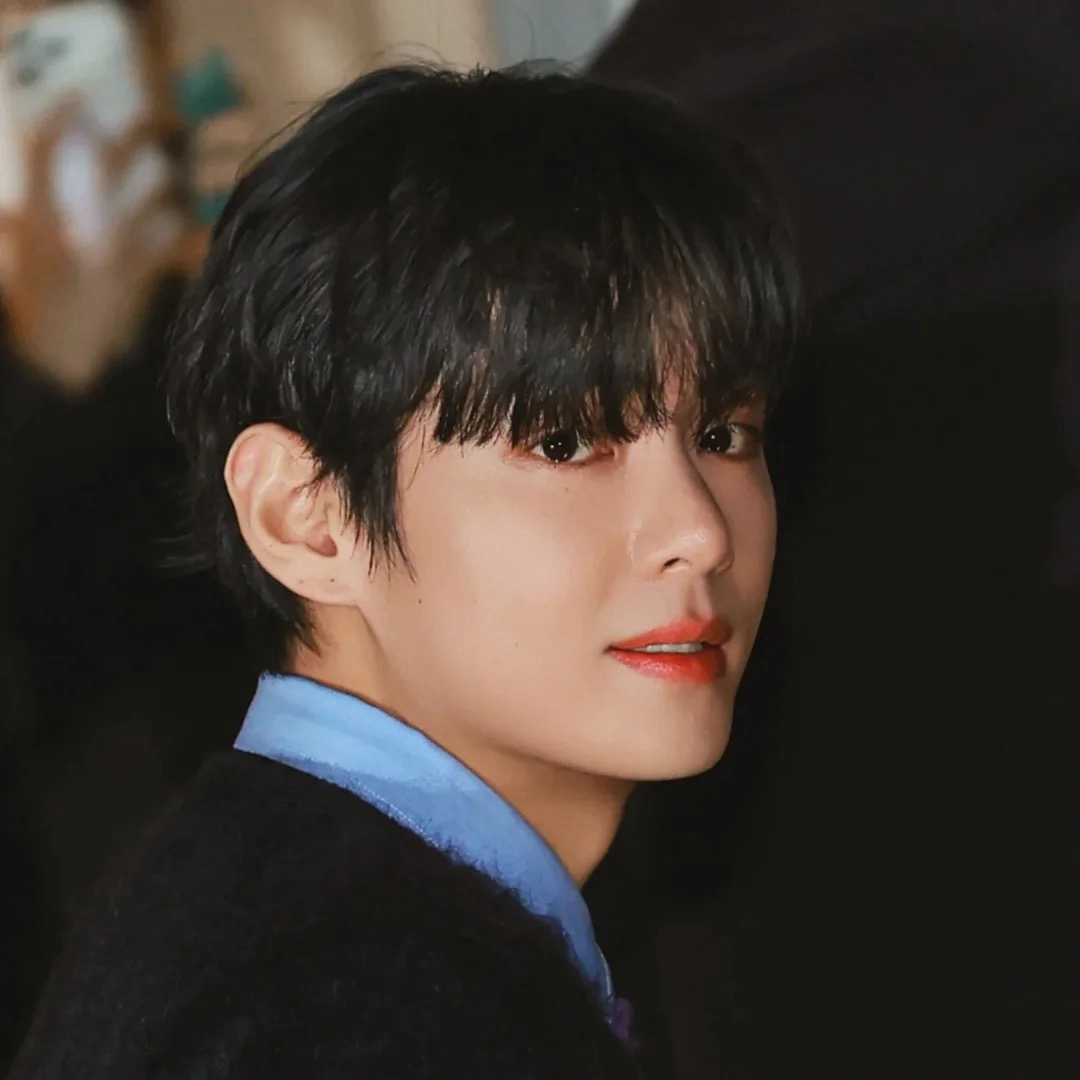 뷔 (방탄소년단)의 최신 사진