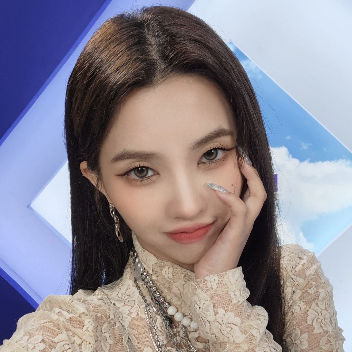 Latest photo of Soyeon (i-dle)