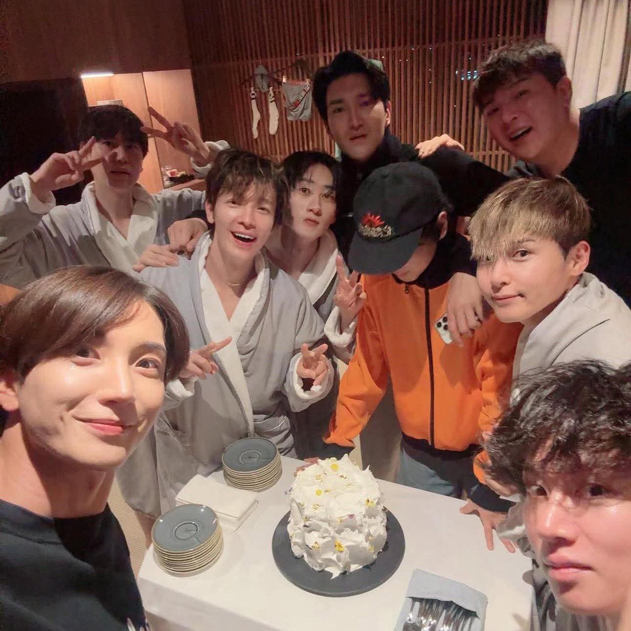 Behind-the-scenes cut of Super Junior